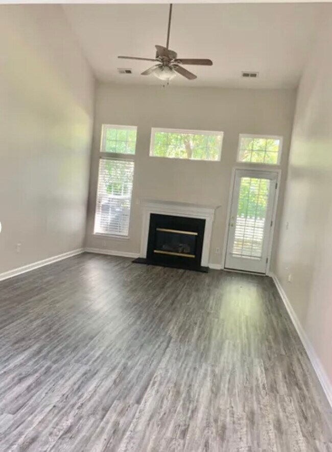 Foto del edificio - 1660 Backcreek Ln