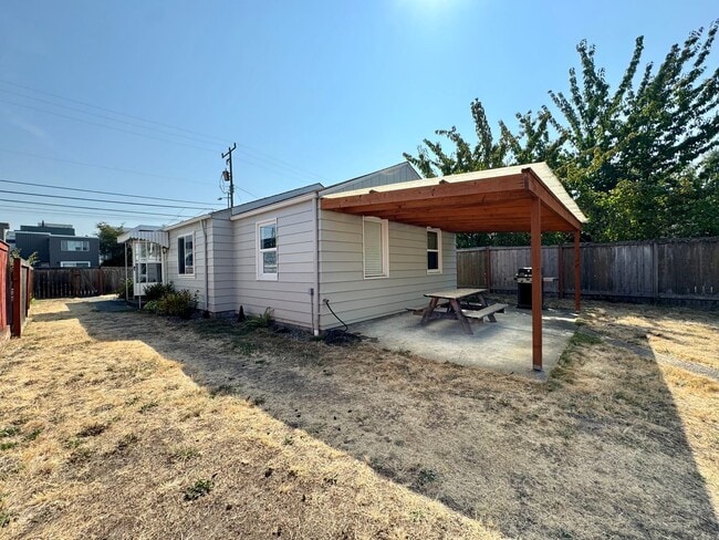 Building Photo - West Seattle ~ Alki Beach Home