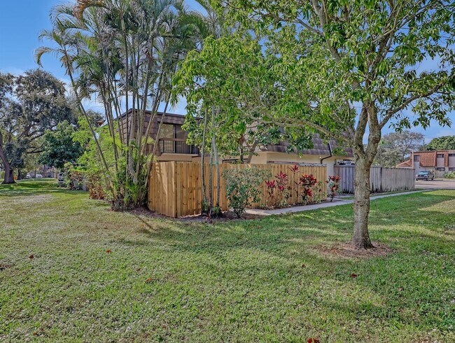 Foto del edificio - 4095 Palm Bay Cir