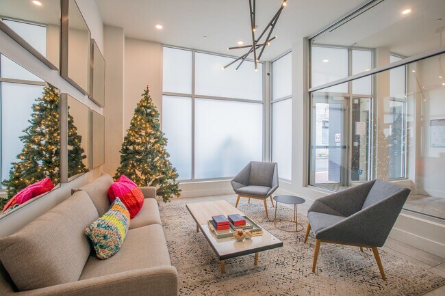 Foto del edificio - Stunning 1 Huge Den/1 Full BA Den Condo in...