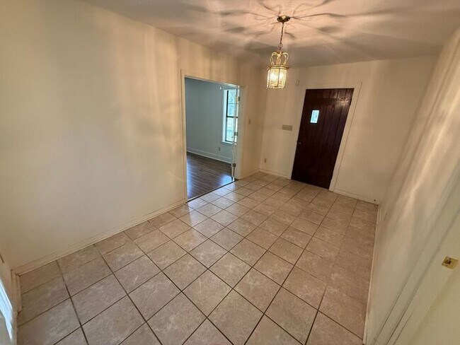 Foto del edificio - Pensacola - East Hill - 4 bedrooms, 3 bathroom - Mother in Law suite