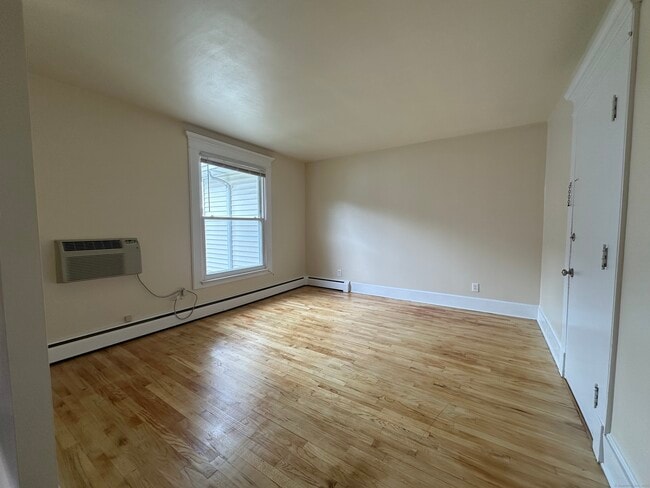 Building Photo - 205 Elm St