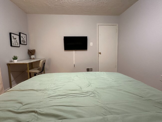 Foto del edificio - 5817 Blaine Dr