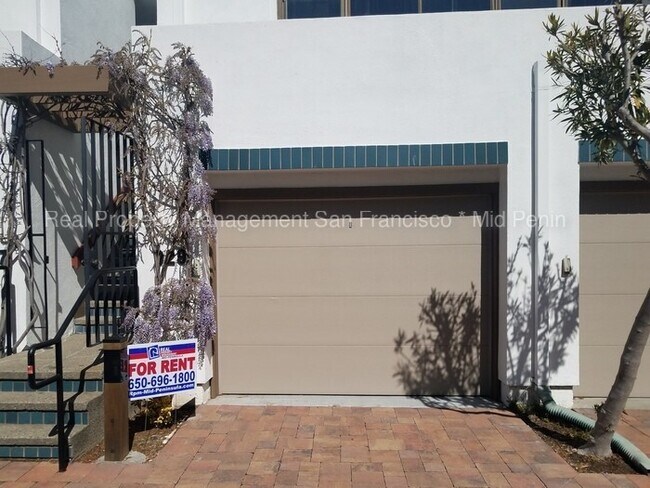 Building Photo - 3BD/2.5BA Waterfront Townhome