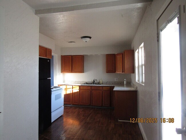 Foto del edificio - Very nice spacious home! No Carpet!