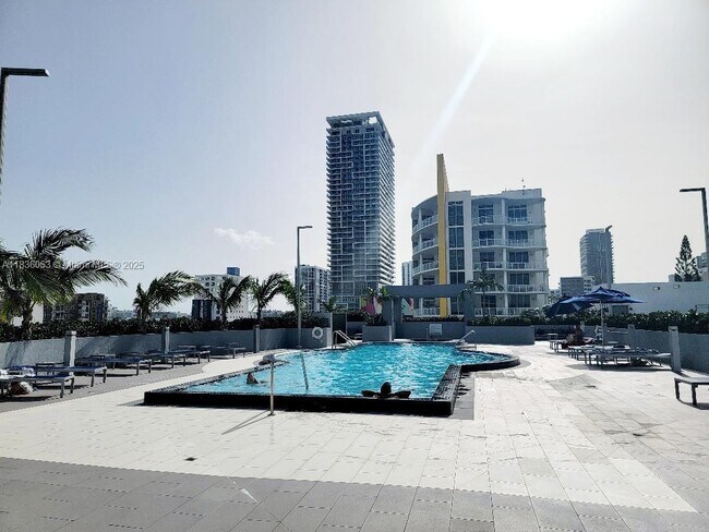 Foto del edificio - 480 NE 30th St