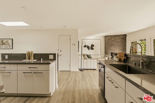 Building Photo - 2753 La Cuesta Dr