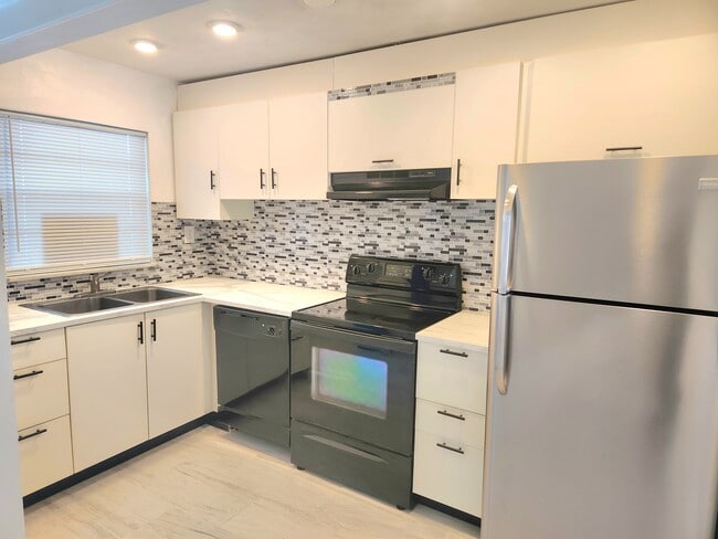 Building Photo - 2521 Country Club Dr