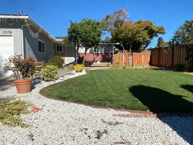 Patio delantero - 2074 Tiny St