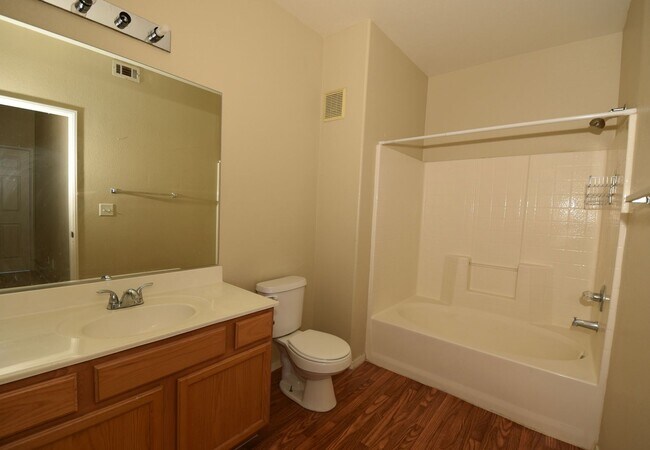 Building Photo - Lovely 2 Bedroom 2 Bathroom Condo at Amber...