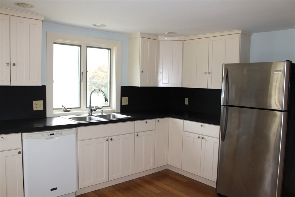 Primary Photo - 15 Peck Ave
