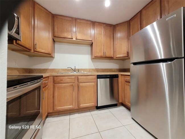 Building Photo - 10880 Royal Palm Blvd