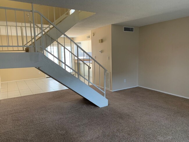 Building Photo - Wonderful 3 bedroom 2.5 bath Town Home in ...