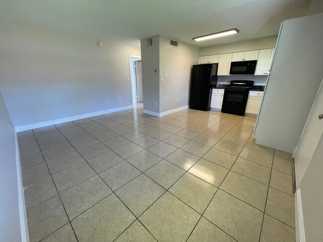 Foto del edificio - ANNUAL RENTAL - POINCIANA 1 BED / 1 BATH