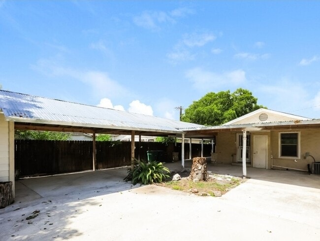 Building Photo - 5322 S Zarzamora St