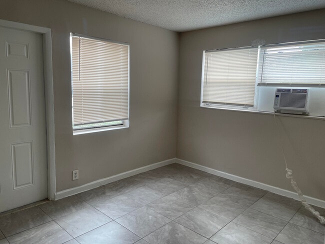 Building Photo - 914 4th St