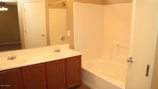 Building Photo - 1938 E Loma Vista St