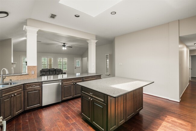 Foto del edificio - 23242 Willow Canyon Dr