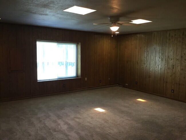 Great room with wet bar - 2702 Madrid Dr