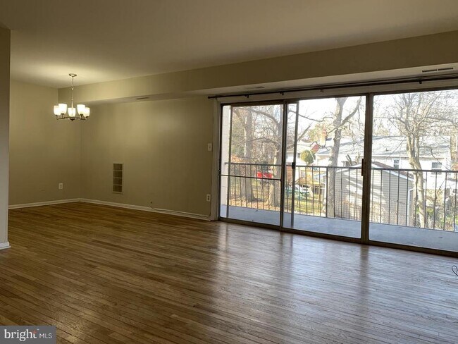 Foto del edificio - 7529 Riverdale Rd