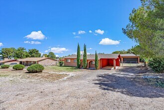 Building Photo - 925 N Evergreen Dr