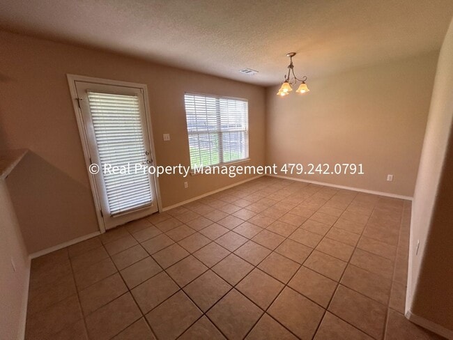 Building Photo - Beautiful 3B/2.5B 2-Story Home in Southfie...