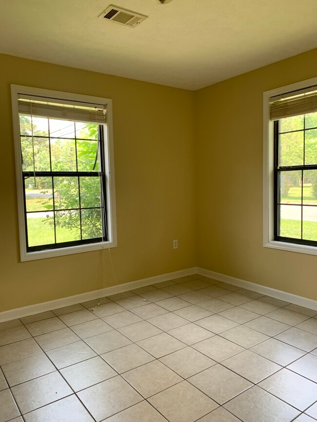 Foto del edificio - 220 E Church St