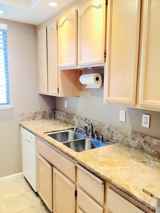 Kitchen - 932 Owens Lake Drive