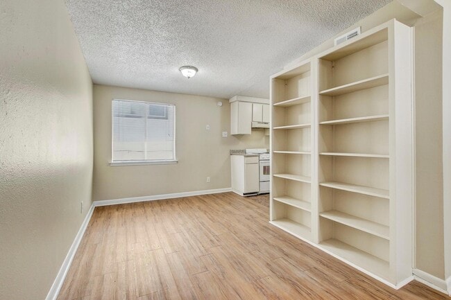 Building Photo - 2408 Longview St