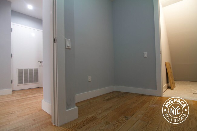 Building Photo - 971 Lafayette Ave