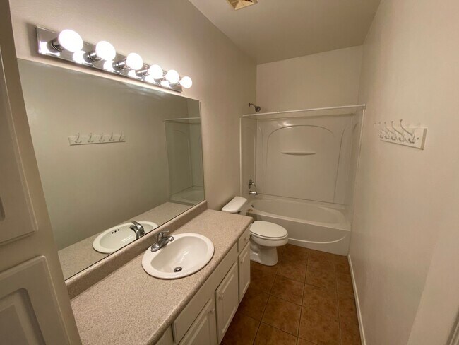 Building Photo - 1410 E Lee St