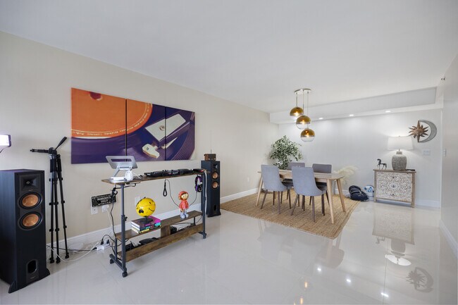 Building Photo - 3200 Collins Ave