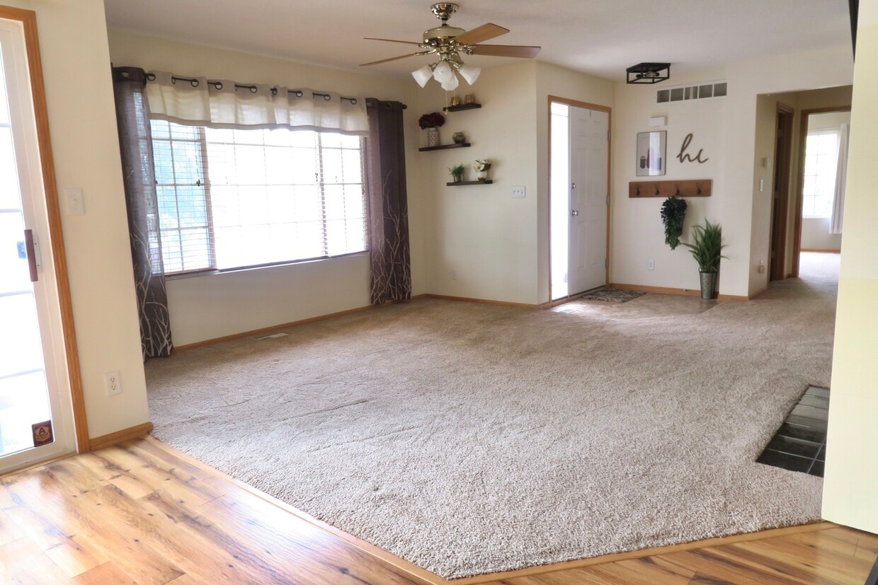 Living room (view from kitchen) - 9817 Suncrest Ln