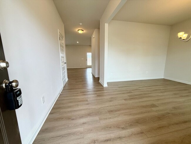 Building Photo - Beautiful New Home in Sought After Neighbo...