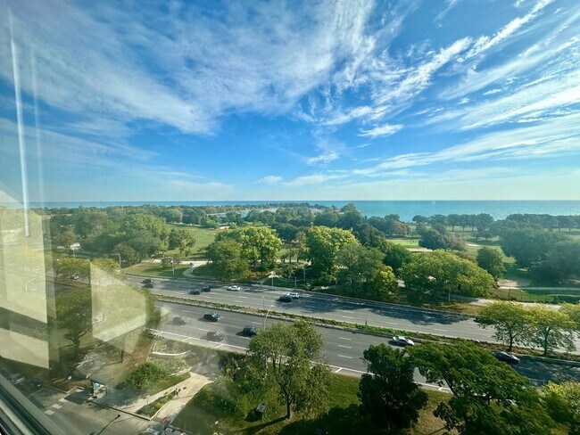 Foto del edificio - 4180 N Marine Dr