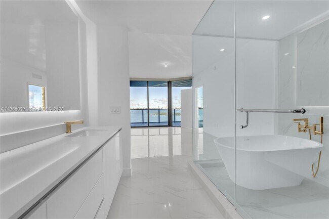 Foto del edificio - 700 NE 24th St