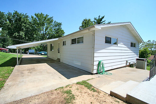 Building Photo - 3 Bedroom House Close to Campus