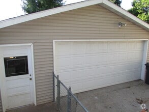 Building Photo - 3937 Lakeview Dr