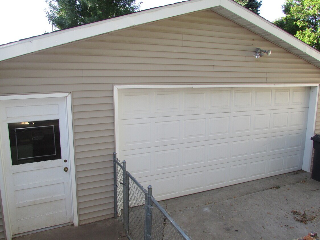 Foto principal - 3 BEDROOM | 2 BATH | DOUBLE CAR GARAGE | W...