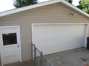 Building Photo - 3937 Lakeview Dr