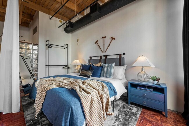 Photo du bâtiment - 10303-10107 107 St NW