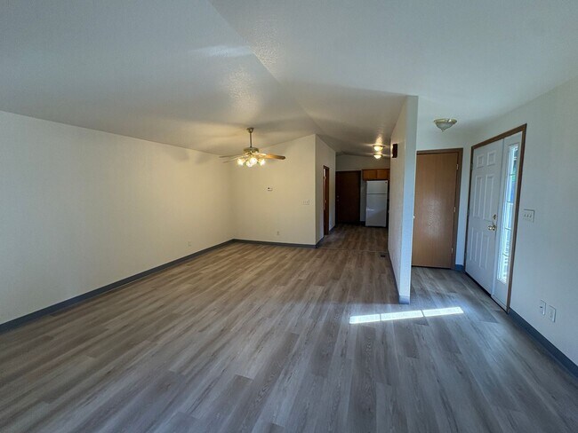 Foto del edificio - 2 Bedroom 1.5 Bathroom Duplex in Southwest Eugene