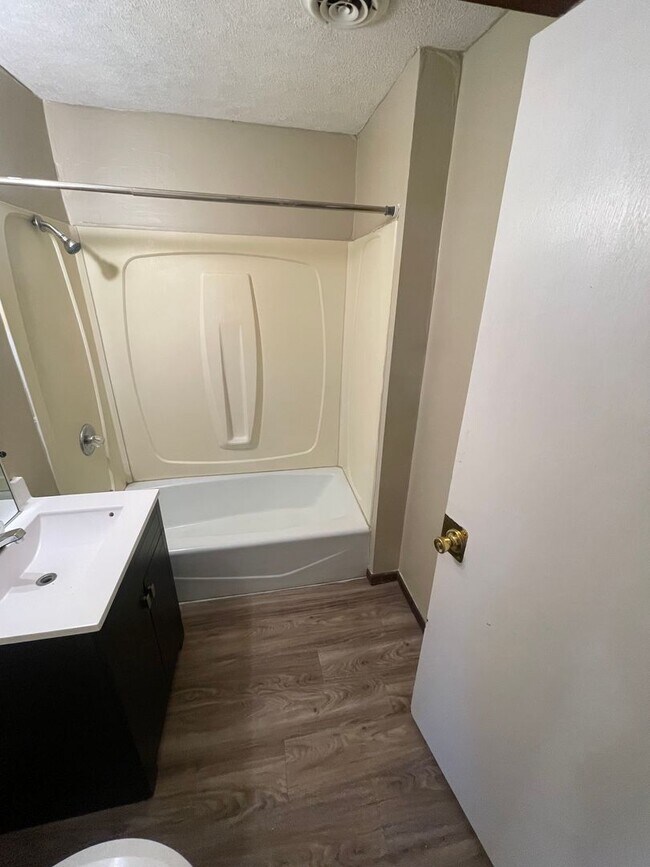 Building Photo - 601 W Court, 101-103 S Sumner