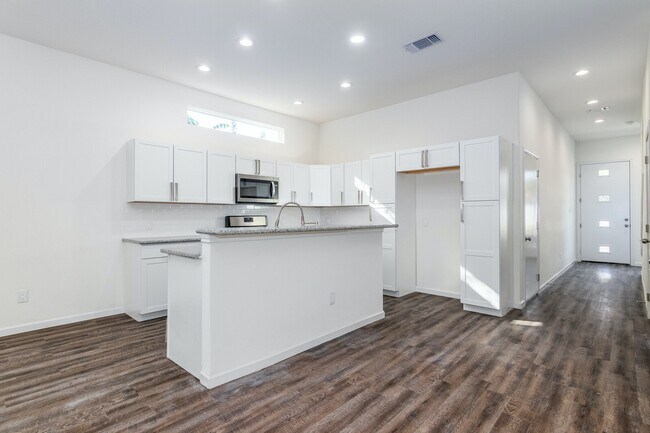 Building Photo - 1618 Dakota Street, Unit 102