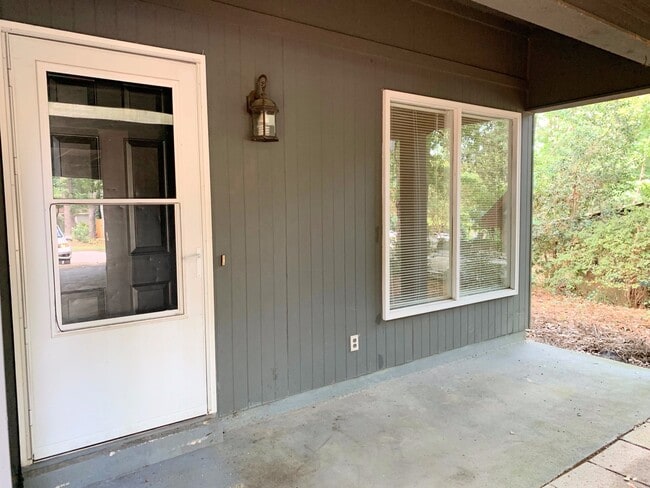 Building Photo - 3bed/2bath residential house available soon!