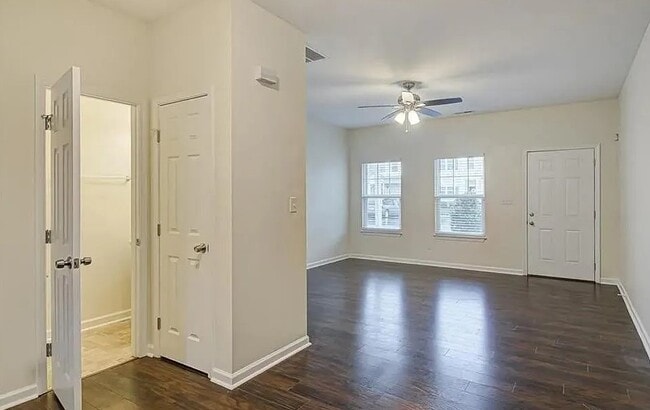 Foto del edificio - 119 Summerland Dr