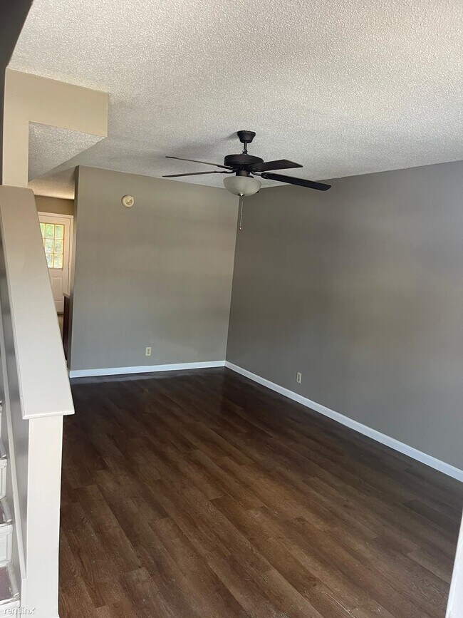 Building Photo - 2 br, 1.5 bath Townhome - 105 Hickory Trac...