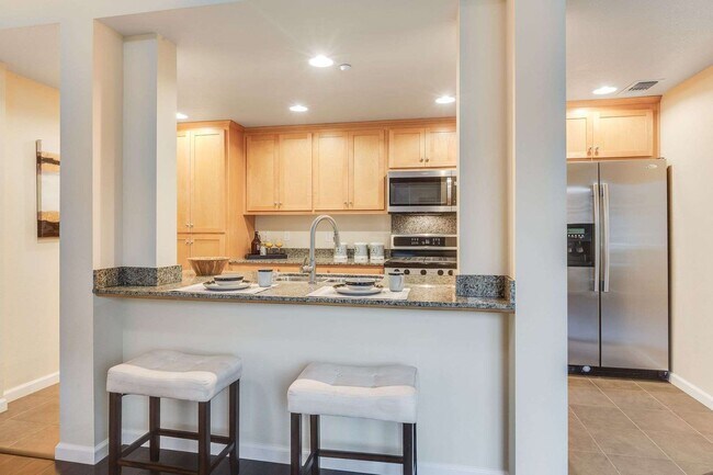 Foto del edificio - Stunning Top-Floor Condo with Open Layout, Modern Upgrades, and Prime Location 6 MONTH LEASE