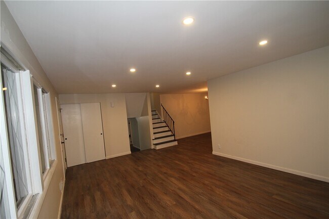 Building Photo - 34 Bright Oaks Dr
