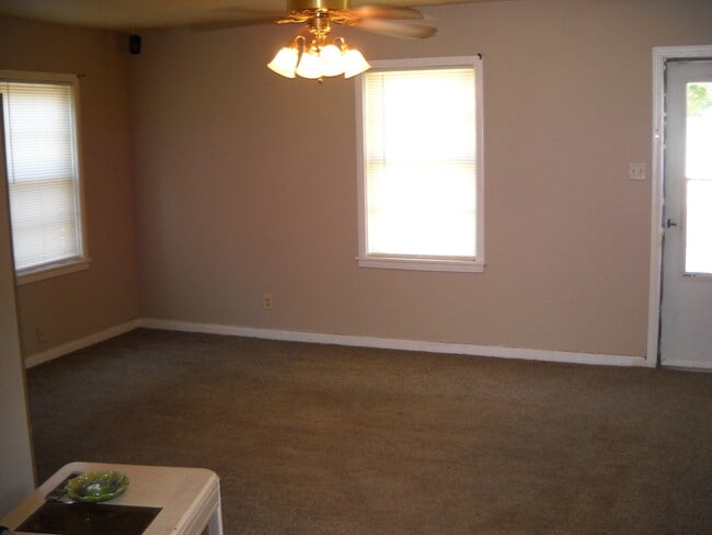 Sala de estar - 3614 NE 19th Ave